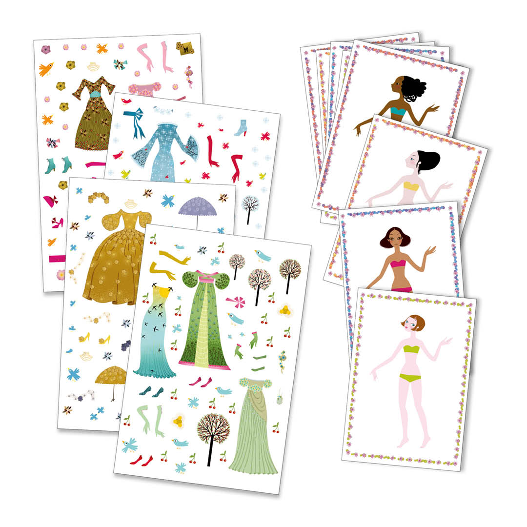 Een collectie van Djeco stickers met kleding en accessoires, naast blanco papieren aankleedpoppen.