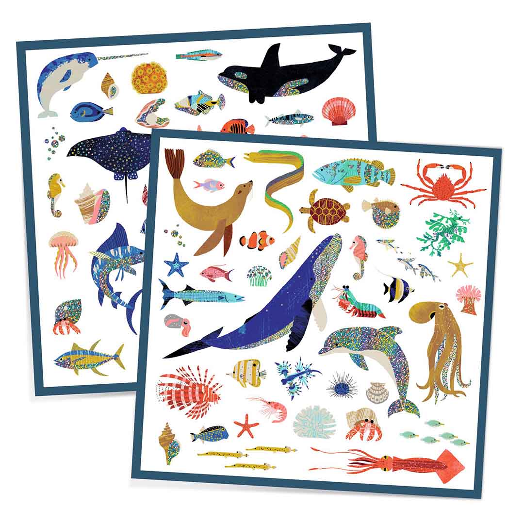 Twee vellen Djeco oceaanstickers met een grote verscheidenheid aan zeedieren.