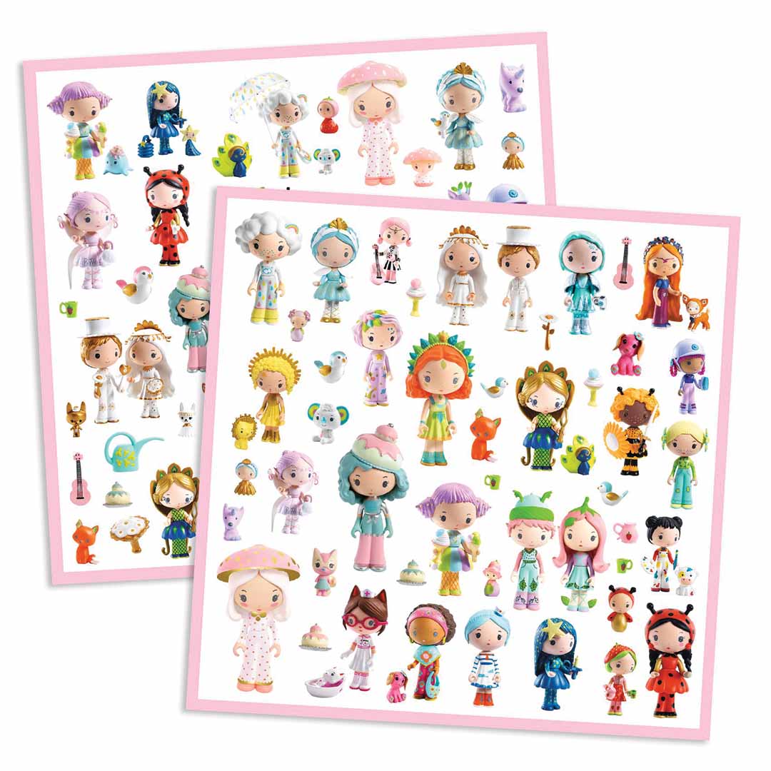 Twee vellen Djeco Tinyly metallic stickers met diverse poppetjes en accessoires.