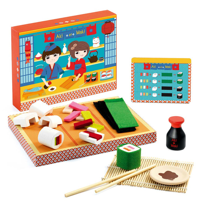 Djeco speelgoed sushi set met houten en vilten ingrediënten, een rolmatje, eetstokjes en een sojasausflesje, naast de verpakking.