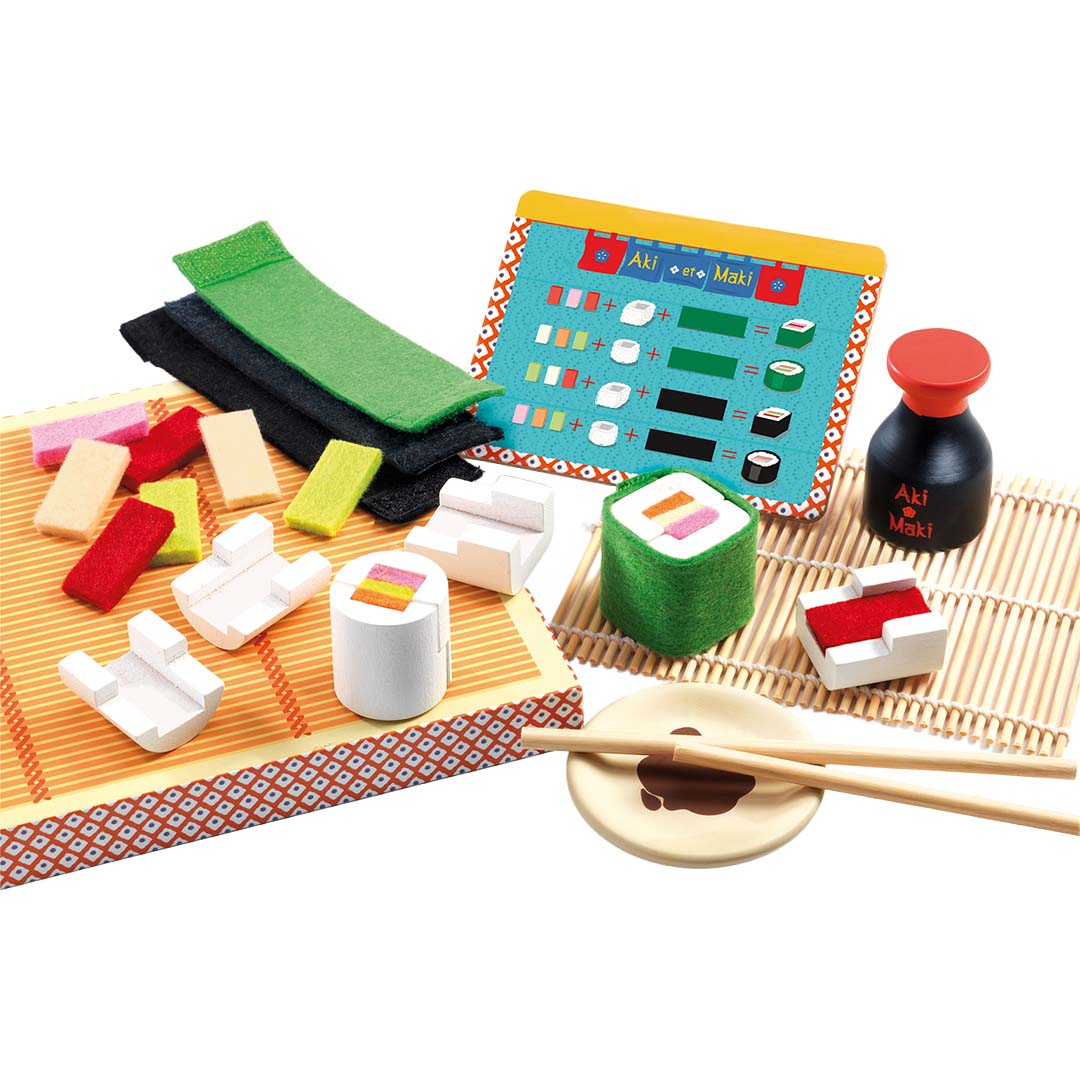 Djeco speelgoed sushi ingrediënten van hout en vilt, een bamboe rolmatje, eetstokjes, een sojasausflesje en een receptenkaart.