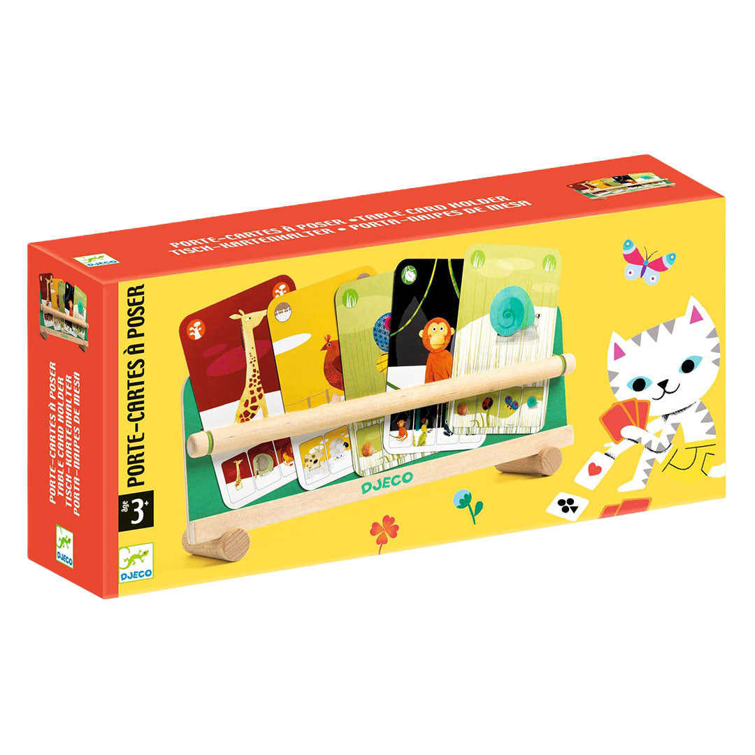 De verpakking van de Djeco houten kaarthouder voor peuters met afbeeldingen van het product en katten.