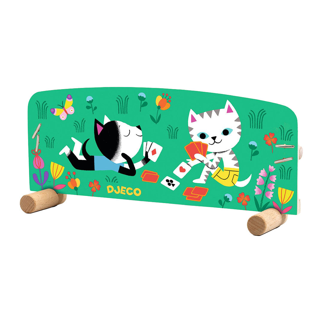 Djeco houten kaarthouder voor peuters met een illustratie van twee katten die kaarten spelen.