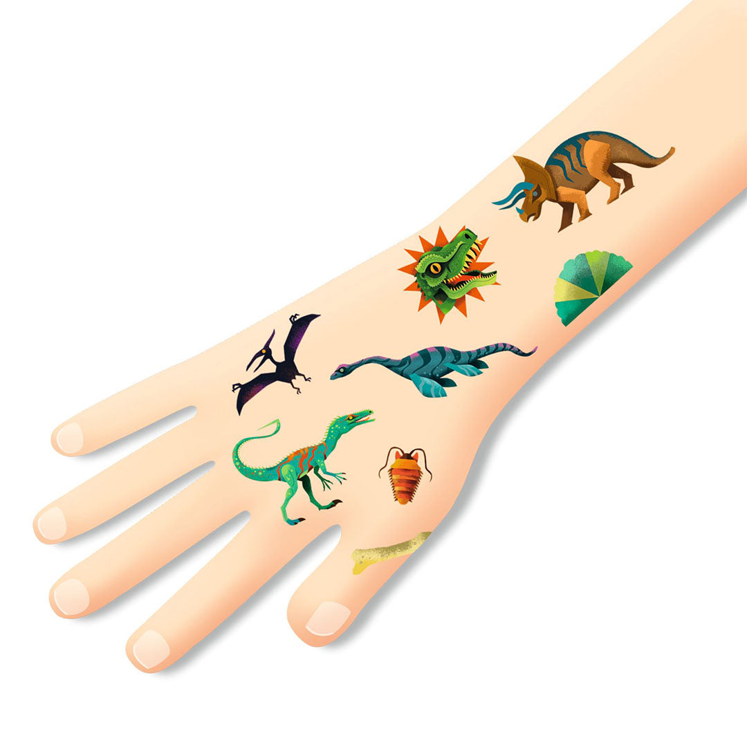Een kinderarm met daarop verschillende tijdelijke dinosaurus tatoeages.