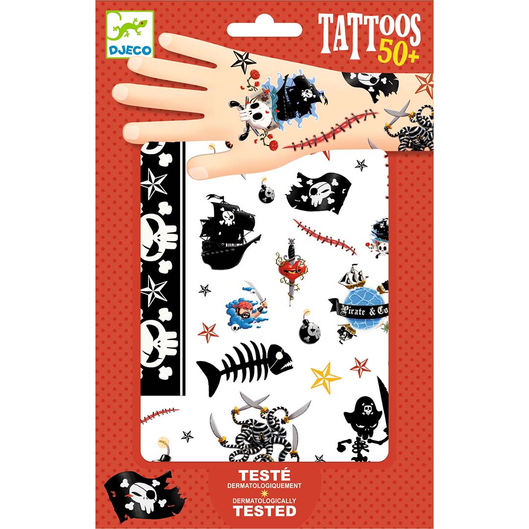Djeco verpakking van tijdelijke piraten tattoos met een hand die de tattoos demonstreert.