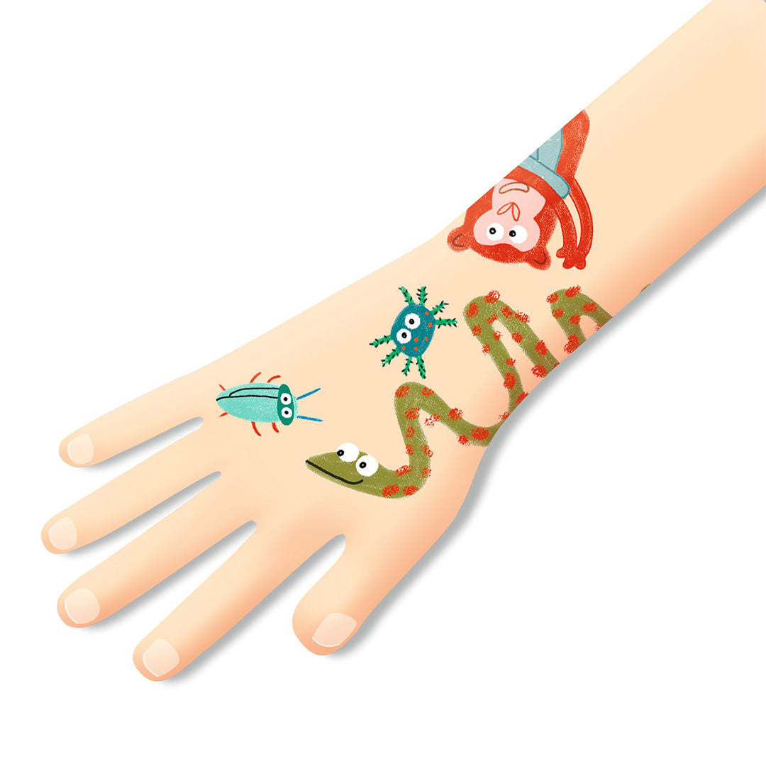 Een gestileerde hand met daarop diverse Djeco dierentattoos.