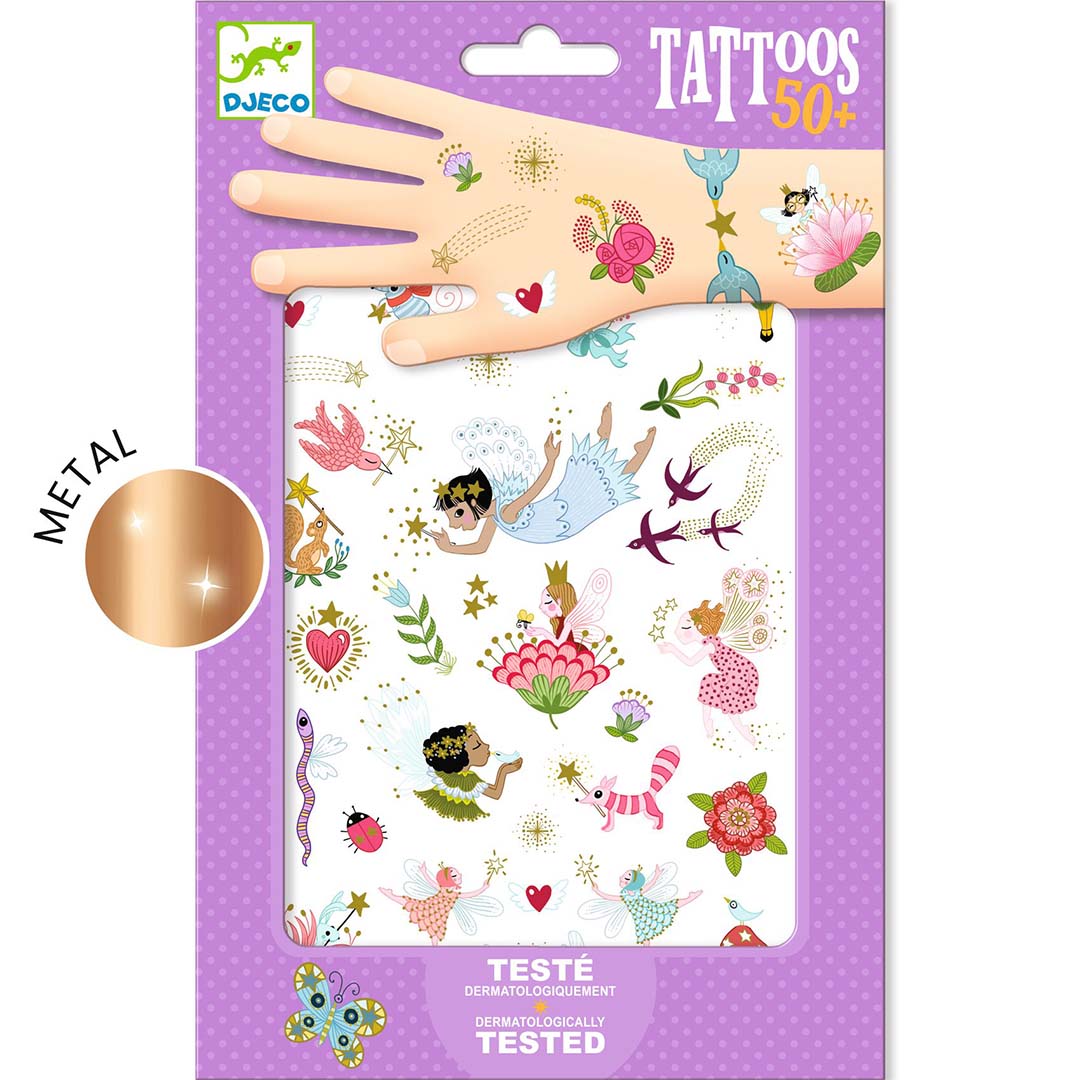 Djeco tijdelijke metallic tatoeages sprookjesvrienden verpakking met voorbeelden en een vel met diverse figuren.