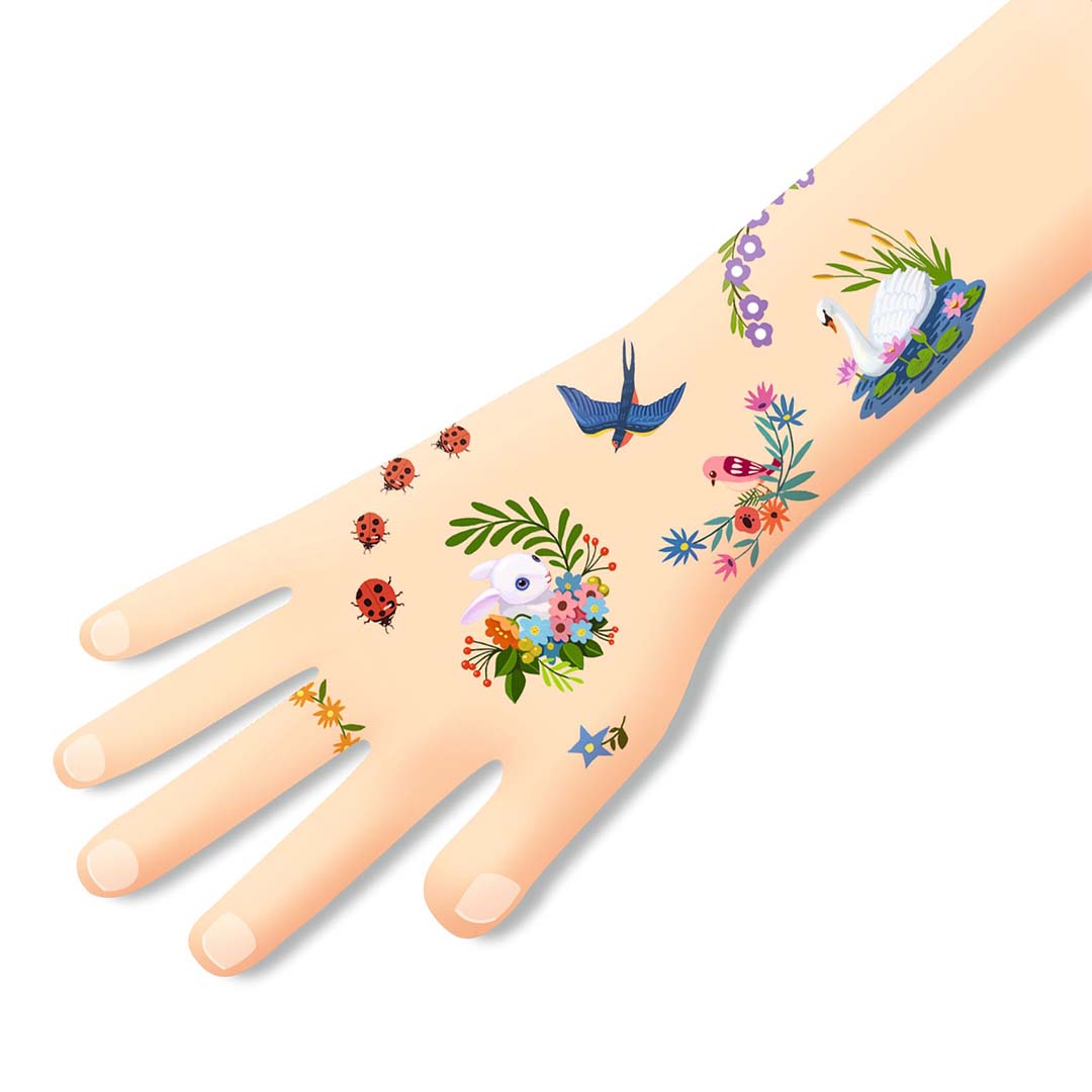 Een kinderhand met daarop aangebrachte tijdelijke tatoeages van dieren en bloemen.