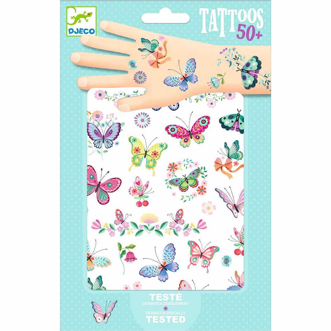 Djeco verpakking van tijdelijke tatoeages voor kinderen met vlinders en bloemen, met een hand die de tatoeages draagt.
