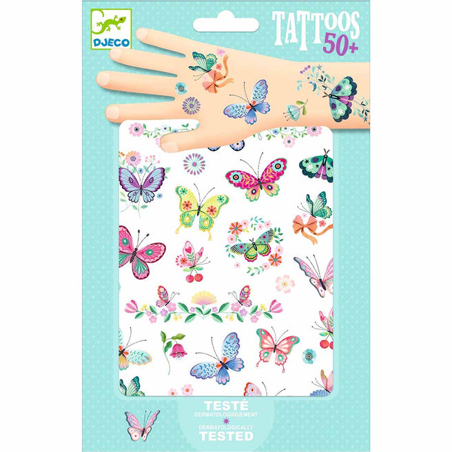 Djeco verpakking van tijdelijke tatoeages voor kinderen met vlinders en bloemen, met een hand die de tatoeages draagt.