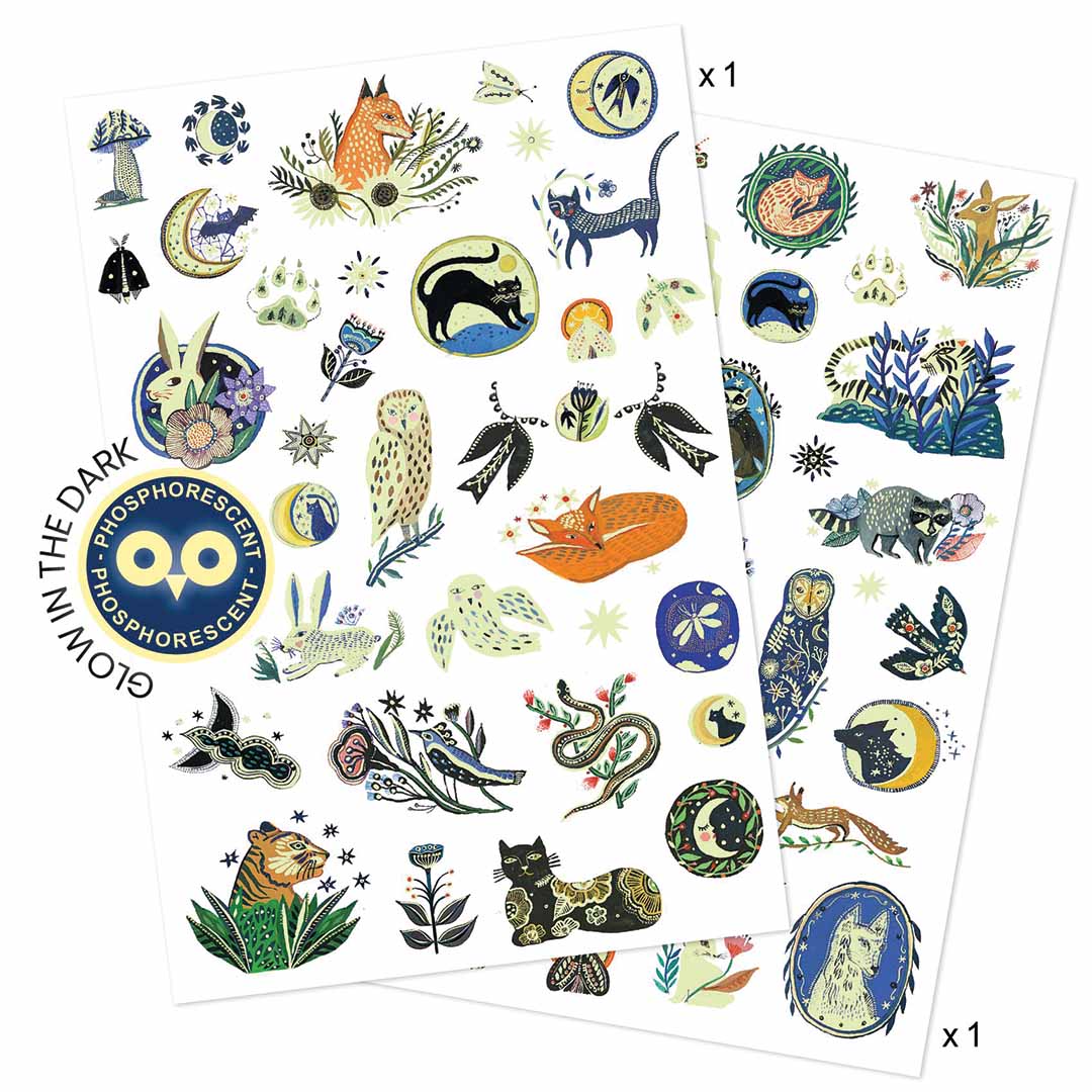 Twee vellen Djeco glow-in-the-dark tijdelijke kindertatoeages met diverse dieren- en natuurmotieven.