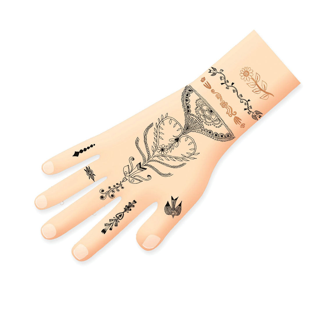 Een hand met diverse Djeco tijdelijke kindertatoeages in oosterse en gebloemde patronen.
