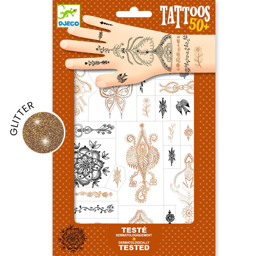Djeco verpakking van tijdelijke kindertatoeages met oosters, gebloemd en metallic design, met een hand met tatoeages bovenaan en een glittersticker.