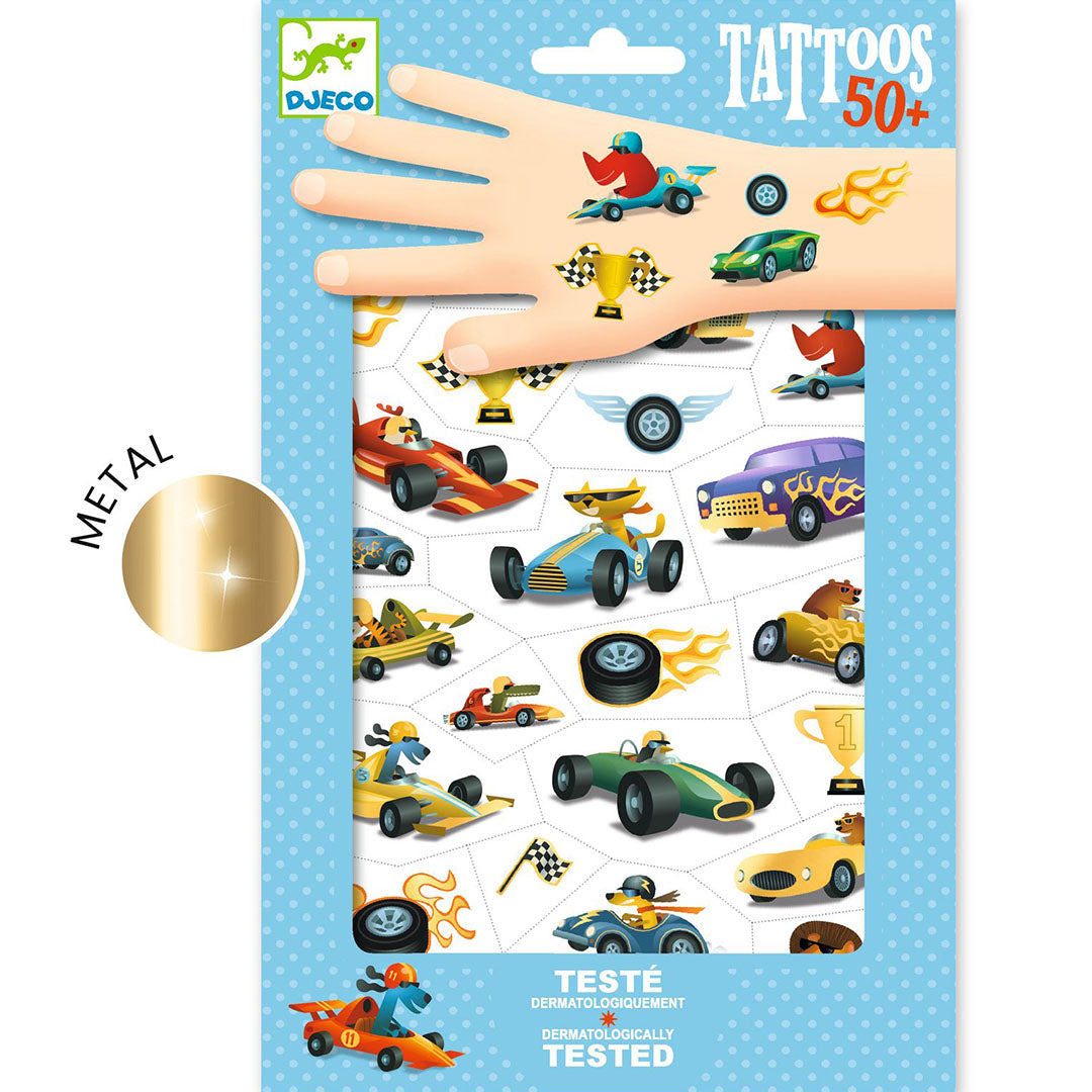 Djeco tijdelijke kindertatoeages met metallic raceauto's op de verpakking, met een voorbeeld van tatoeages op een hand.