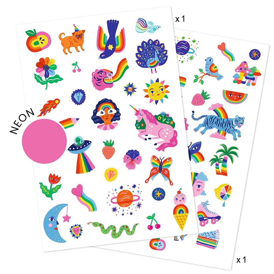 Twee vellen met diverse kleurrijke tijdelijke tatoeages voor kinderen, waaronder regenboog-, dieren- en neonontwerpen.
