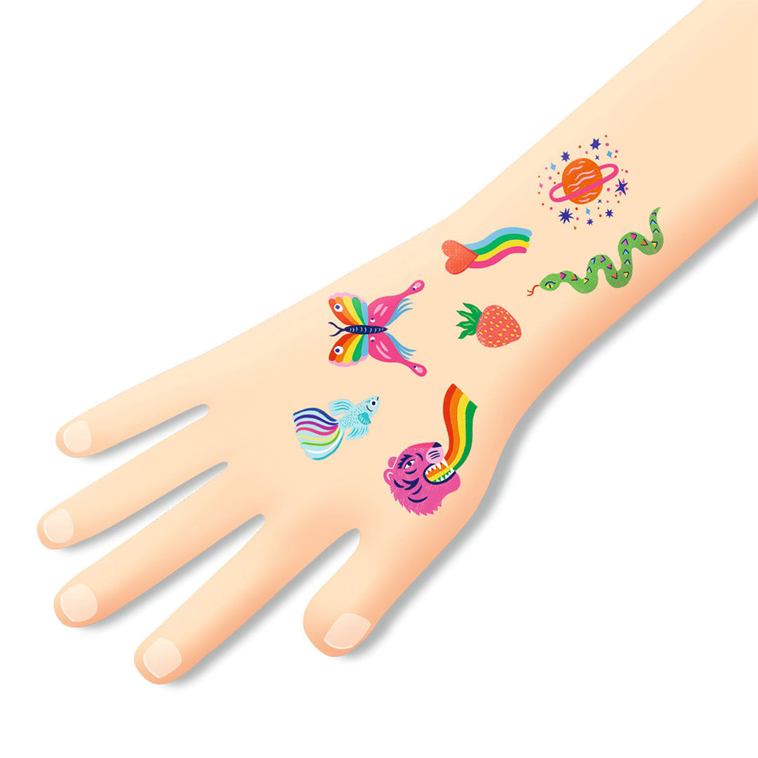 Een arm en hand met daarop verschillende tijdelijke tatoeages voor kinderen, waaronder een vlinder, tijgerkop en planeet.