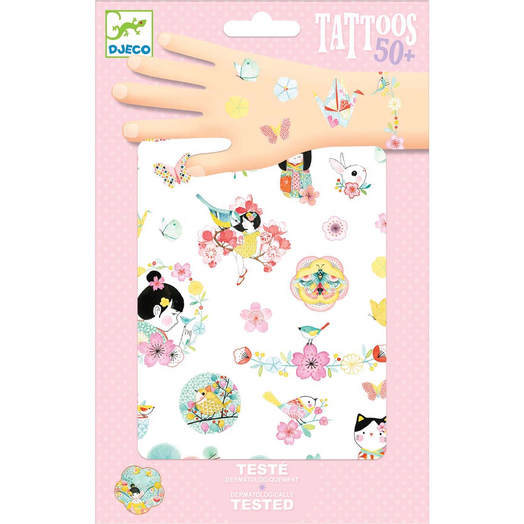 Djeco kinder tatoeages Sakura verpakking met voorbeelden van bloemen, dieren en figuren op een hand en een vel.