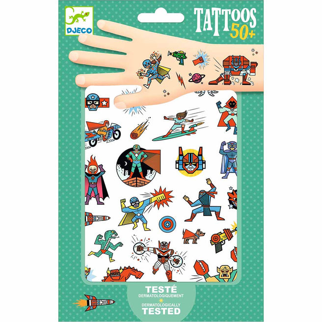Djeco verpakking van tijdelijke superhelden en schurken tattoos met een hand waarop enkele tattoos zijn aangebracht.