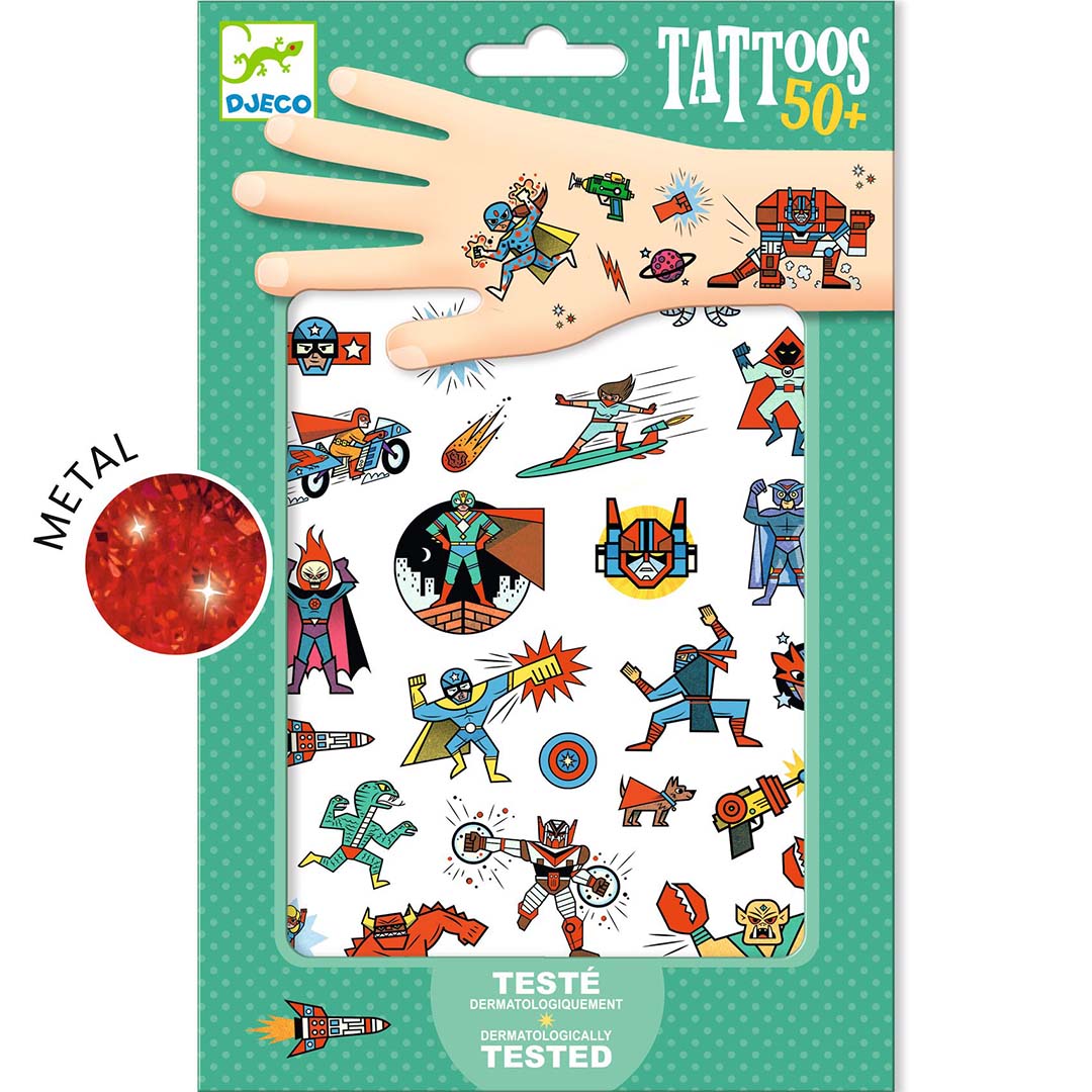 Djeco verpakking van tijdelijke superhelden en schurken tattoos met metallic effecten en een hand met aangebrachte tattoos.