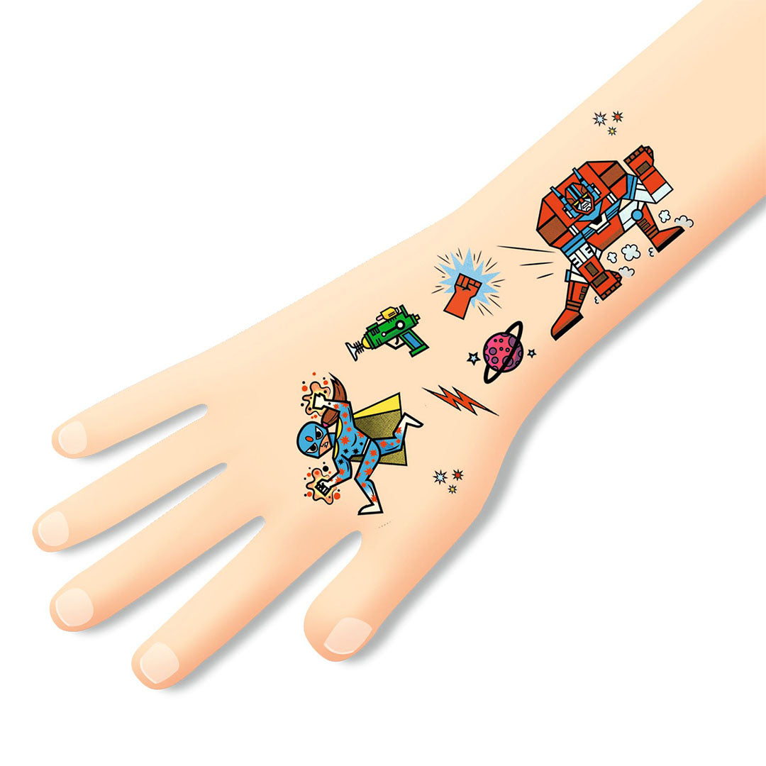Een hand met daarop verschillende tijdelijke superhelden tattoos, waaronder een robot en een vliegende held.