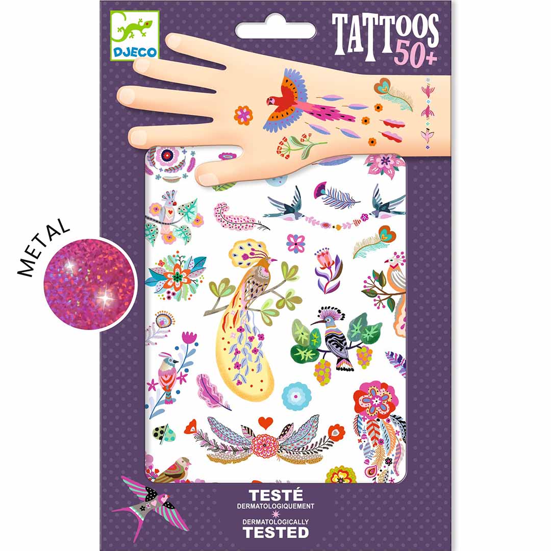 Djeco tijdelijke tattoos voor kinderen, verpakking met metallic effect en een hand waarop vogel- en bloementattoos zijn aangebracht.