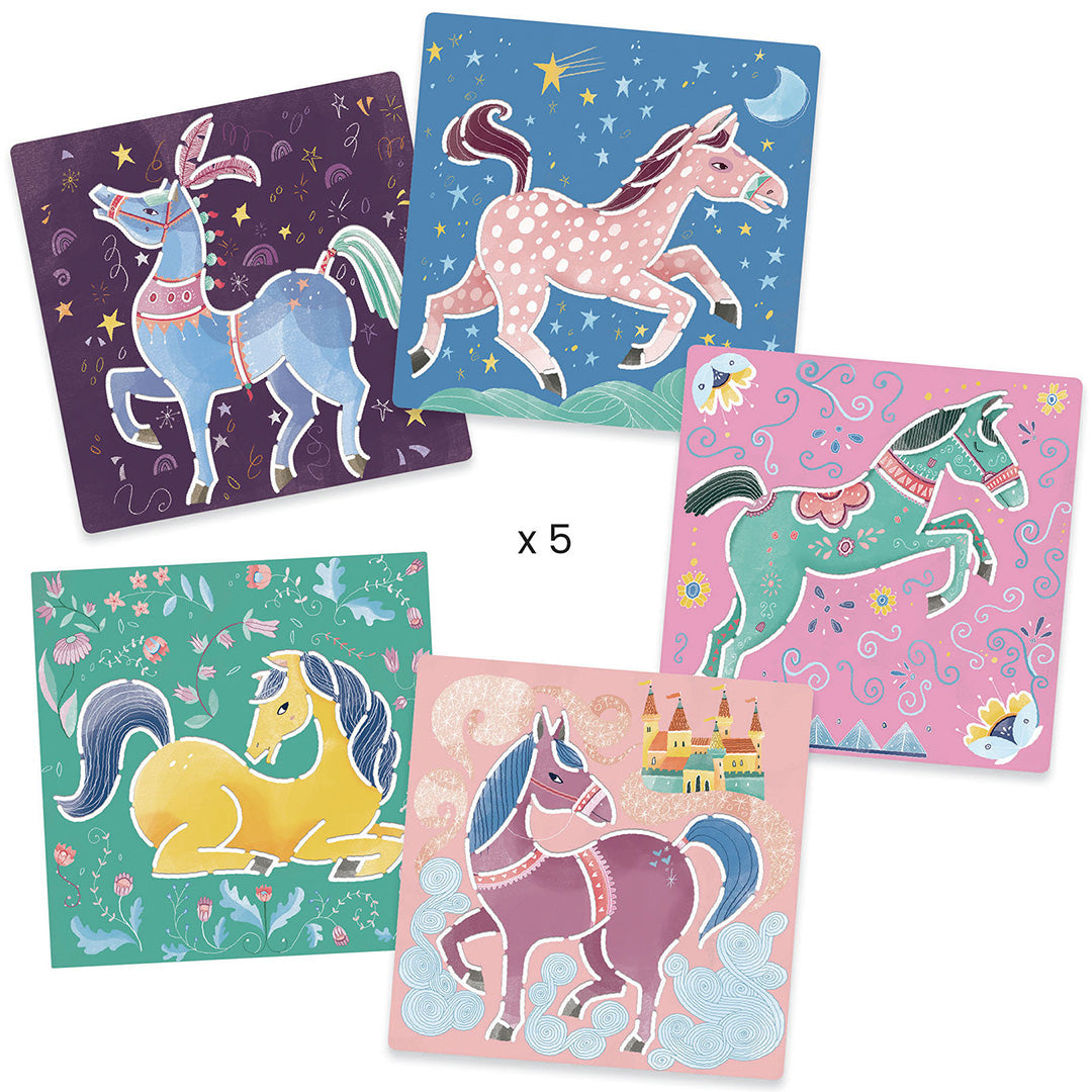 Vijf verschillende tekensjablonen met paarden in diverse kleuren en patronen.