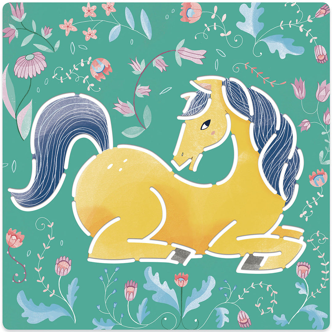 Detail van een tekensjabloon met een geel liggend paard op een groene achtergrond met bloemen.