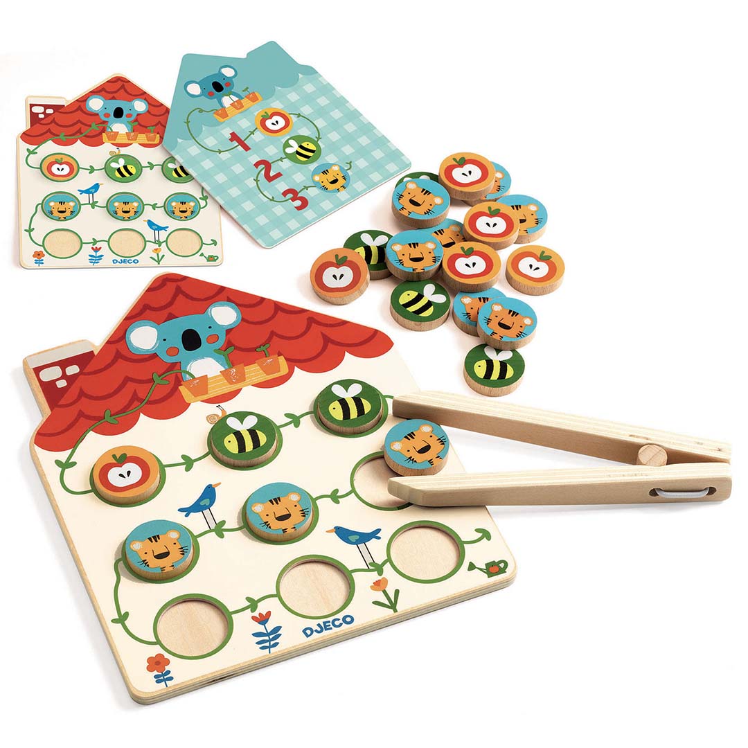 Djeco Pinstou tel- en behendigheidsspel met houten speelbord, fiches met dieren en fruit, en een tang.