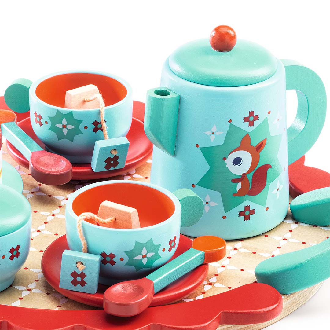 Detail van het Djeco houten theeserviesje vosje met theepot, kopjes met theezakjes en lepels.