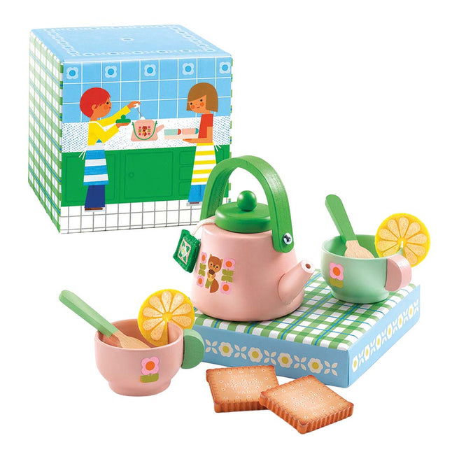 Djeco houten speelgoed theeset met roze theepot, twee kopjes, lepels, koekjes en citroenschijfjes, gepresenteerd voor de open verpakking.