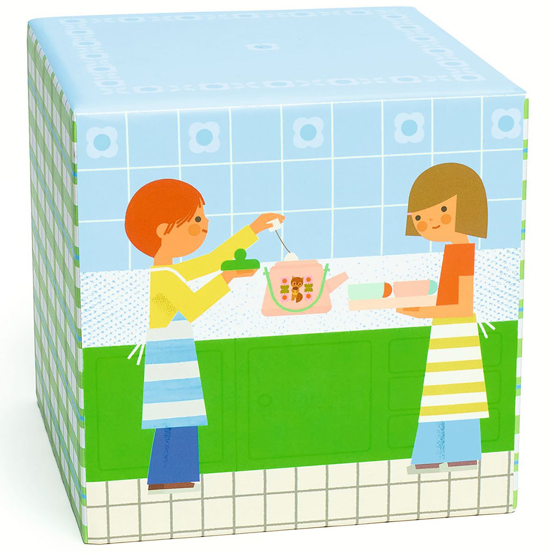 De gesloten verpakking van de Djeco houten speelgoed theeset, met een illustratie van twee kinderen die thee zetten.