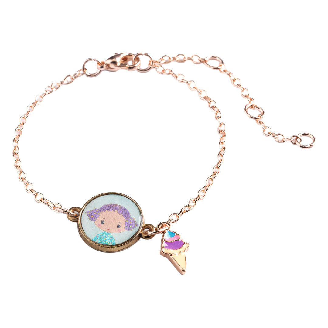 Djeco roségouden kinderarmband met een bedeltje van een meisje en een ijsje.