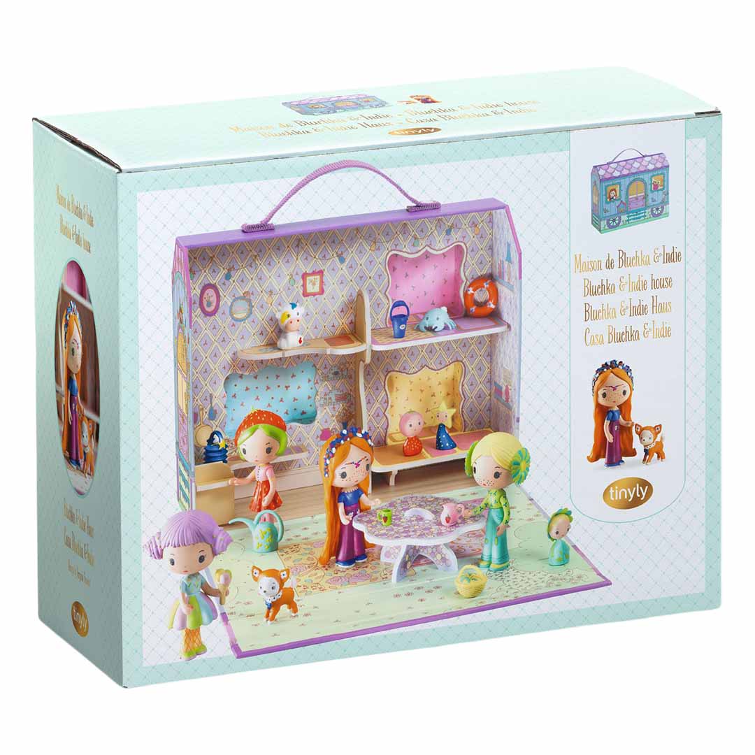 De verpakking van het Djeco Tinyly draagbaar poppenhuis, met een afbeelding van het opengeklapte poppenhuis.