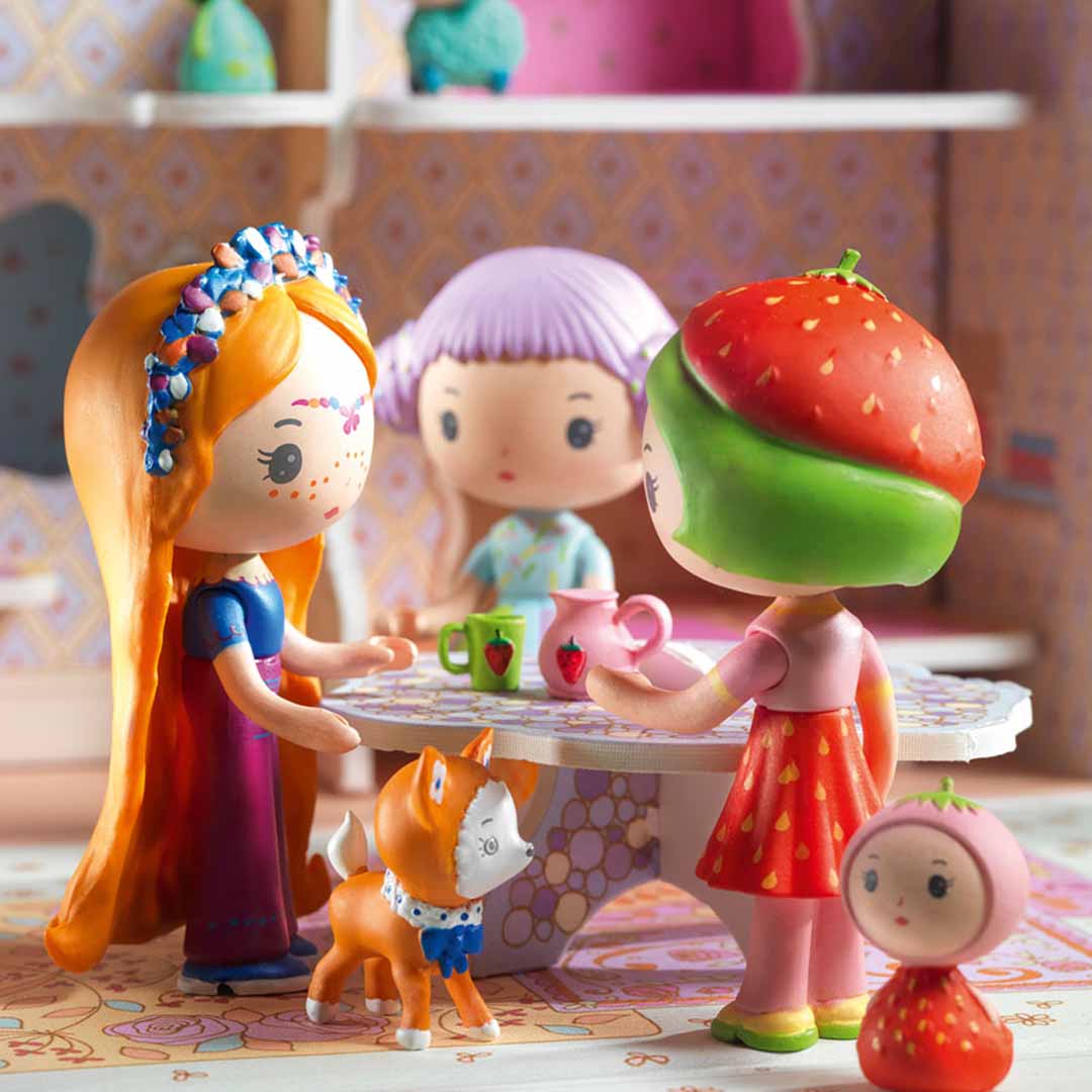 Djeco Tinyly poppen en een hertje zitten samen aan een tafel in het poppenhuis.