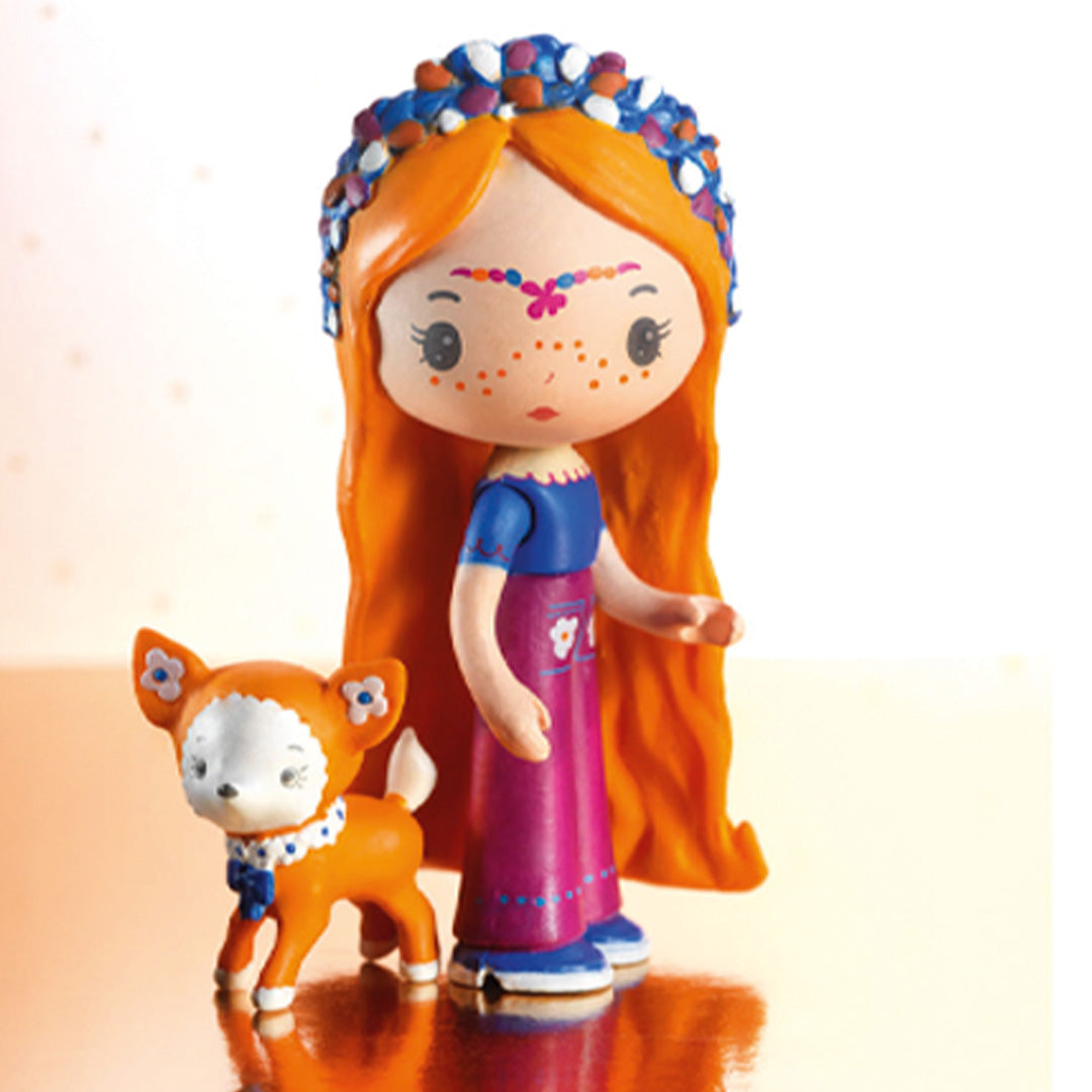 Djeco Tinyly Bluchka pop met rood haar en Indie hertje, staand op een glimmende ondergrond.