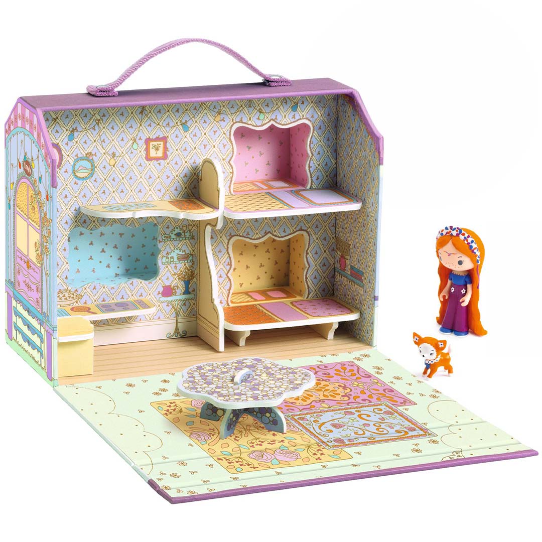 Djeco Tinyly draagbaar poppenhuis, opengeklapt, met Bluchka pop en Indie hertje op een vloerkleed.
