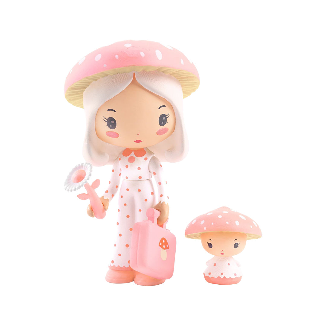 Djeco Tinyly speelfiguur Amy met roze paddenstoelhoed, bloem en koffer, naast een kleiner paddenstoelfiguur Mushy.