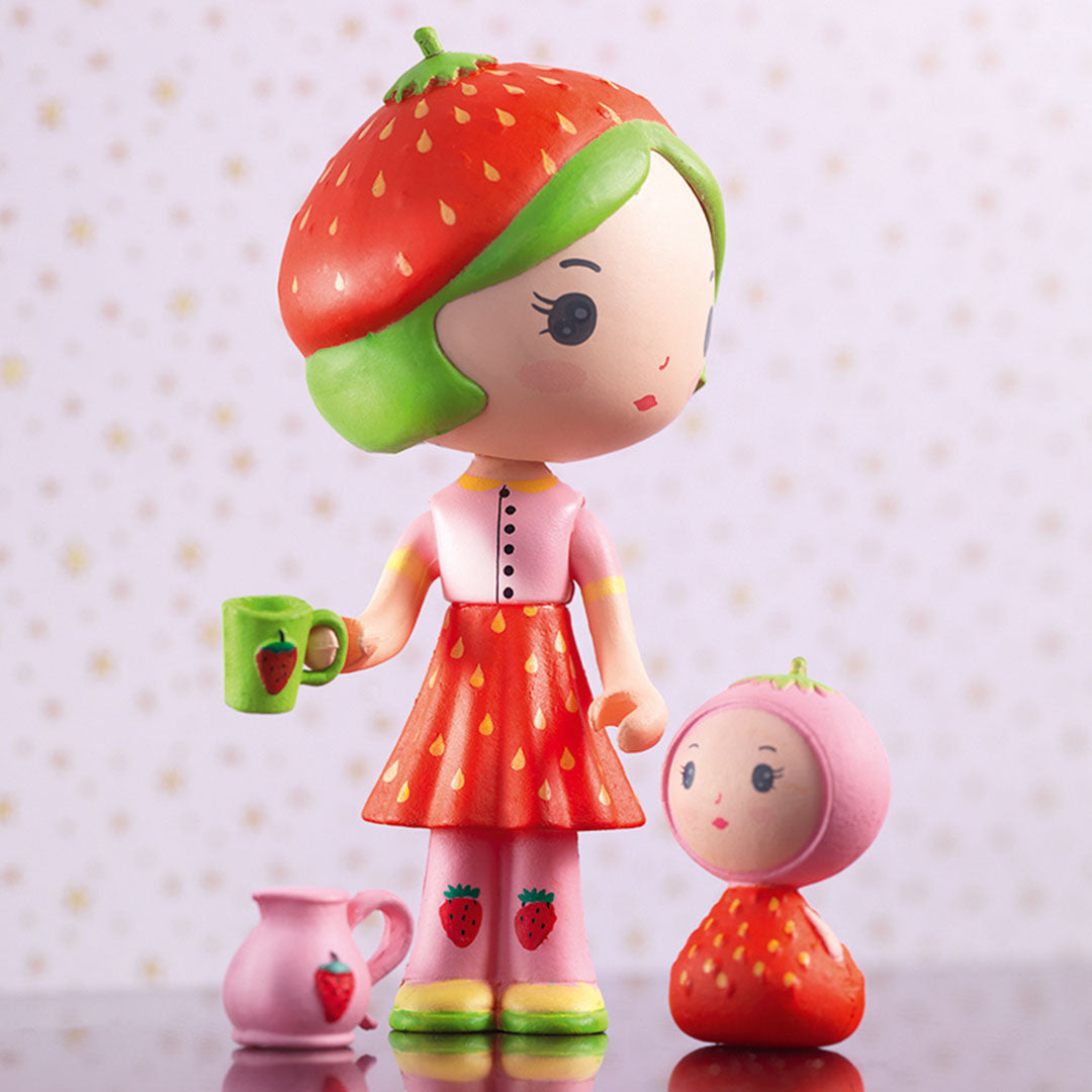 Djeco Tinyly speelfiguren Berry en Lila met aardbeienthema, Berry houdt een kopje vast.