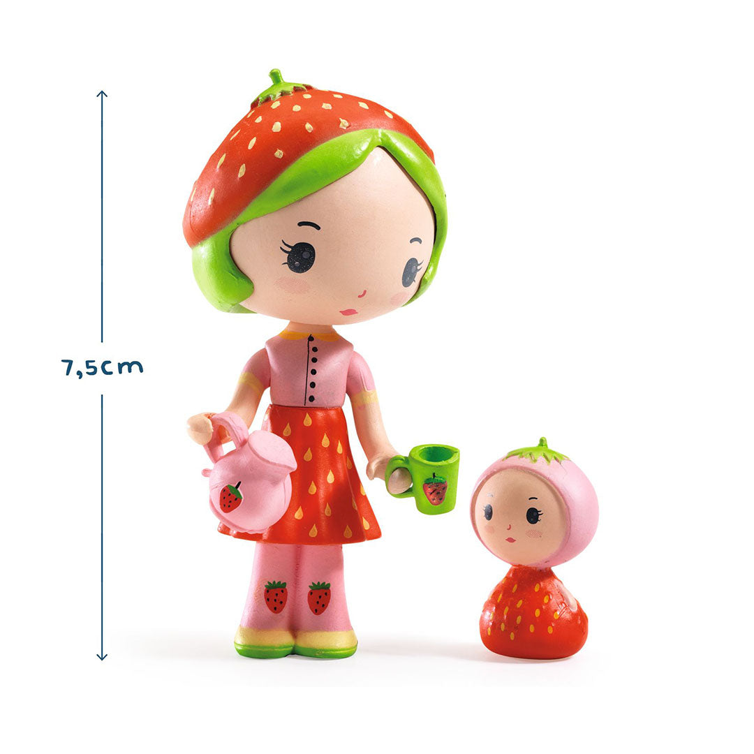Djeco Tinyly speelfiguren Berry en Lila met aardbeienthema, met een schaalaanduiding van 7,5 cm.
