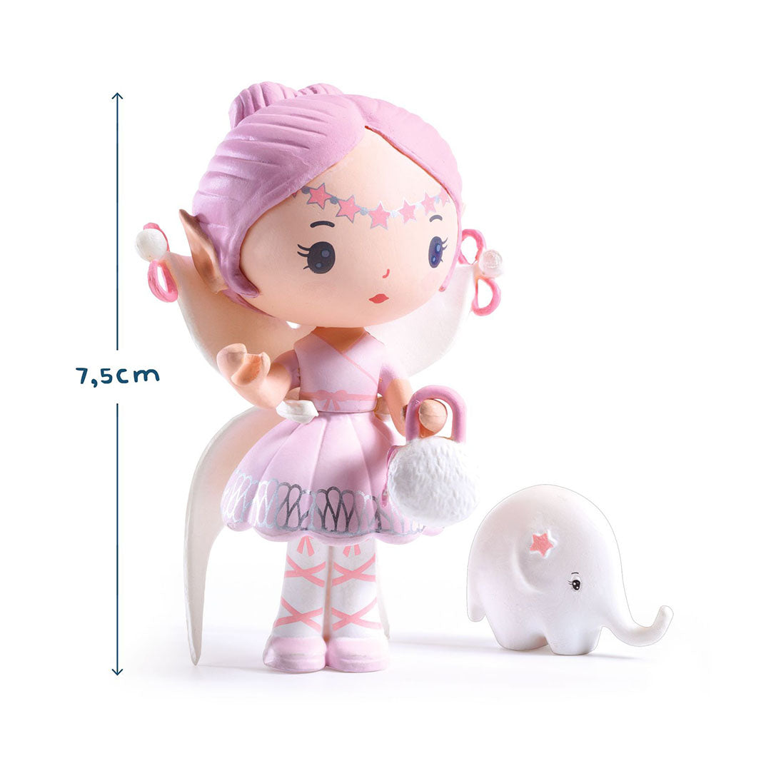 De Djeco Tinyly speelfiguur van de roze elf en het olifantje met een maataanduiding van 7,5 cm.