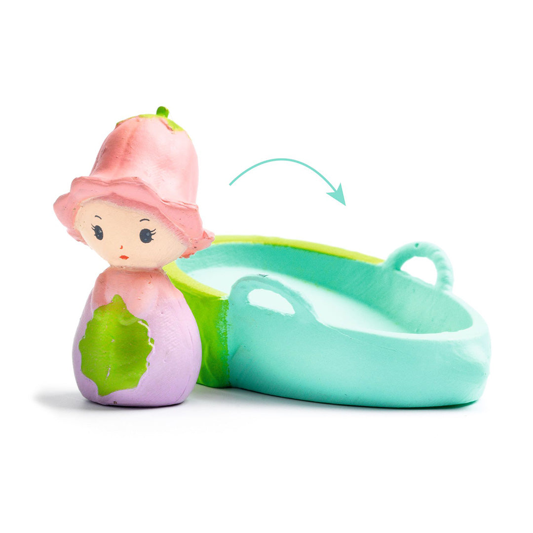 Detail van een Tinyly baby speelfiguur naast een wiegje.
