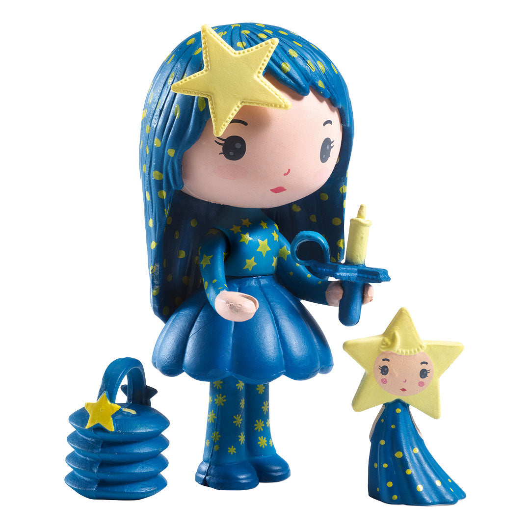 Djeco Tinyly speelfiguur Luz met blauwe jurk en sterren, samen met een sterfiguur en lantaarn.