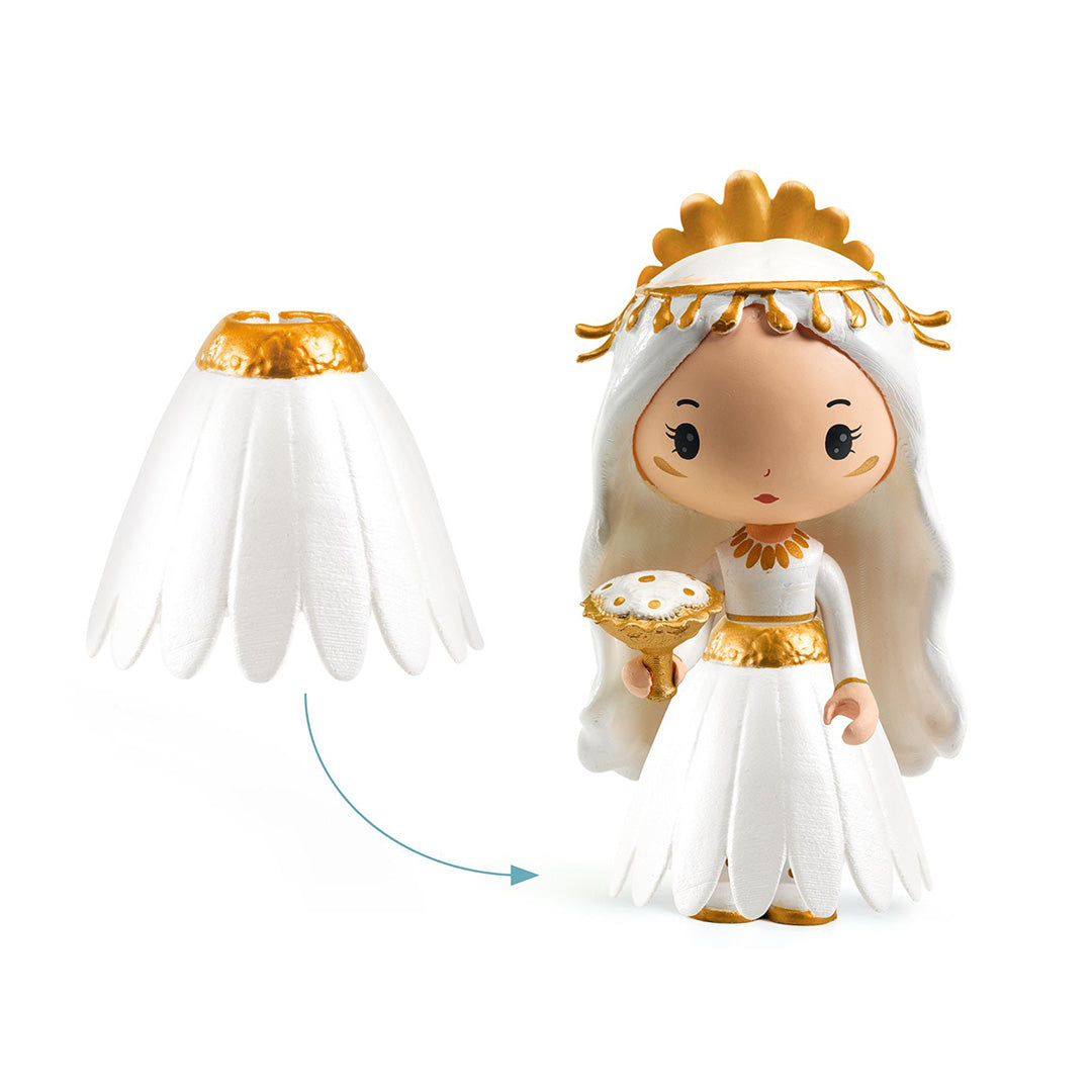 Detailfoto van de Djeco Tinyly bruidsspeelfiguur met haar afneembare witte rok.
