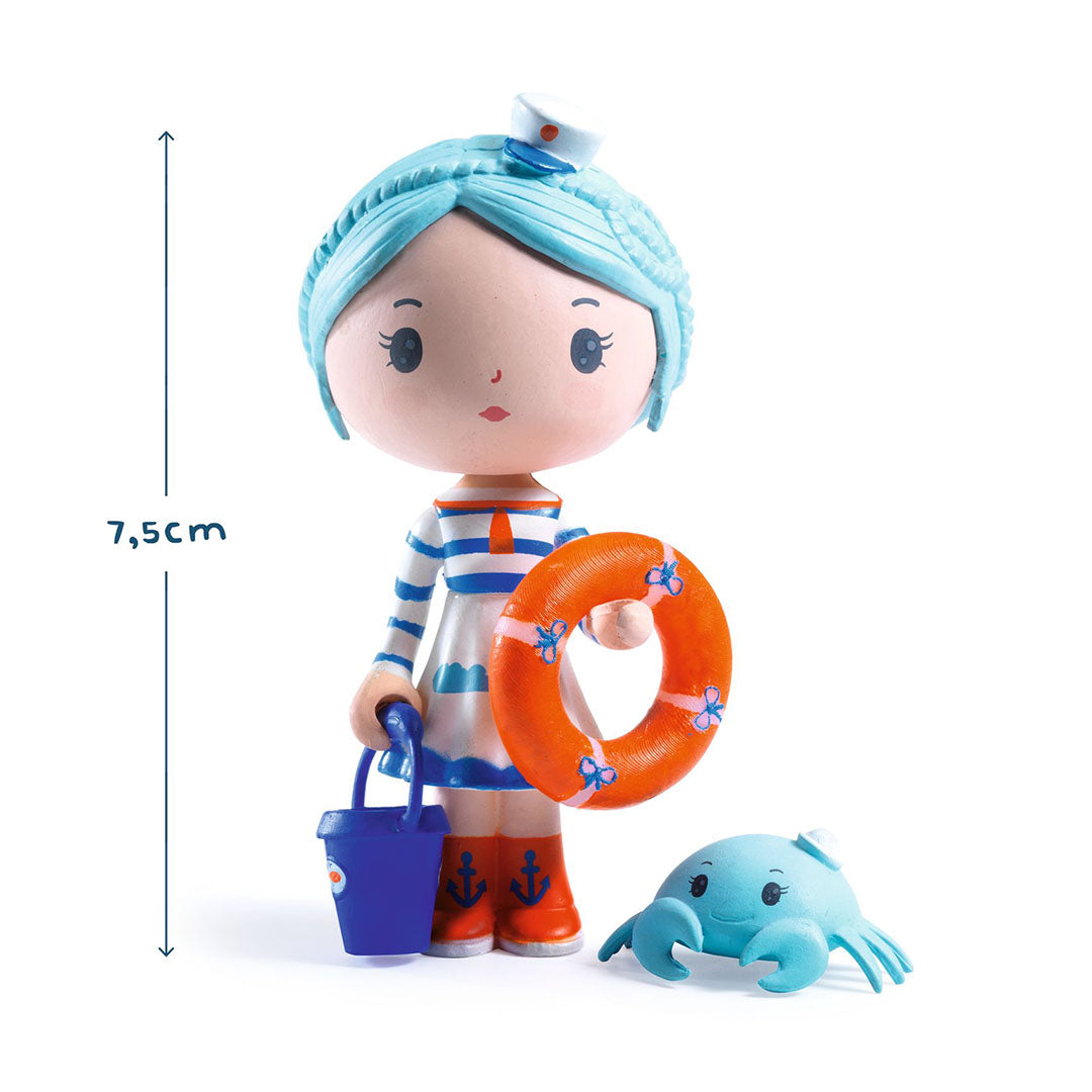 Djeco Tinyly speelfiguur Marinette met reddingsboei, emmer en krab Scouic, met een schaalaanduiding van 7,5 cm.