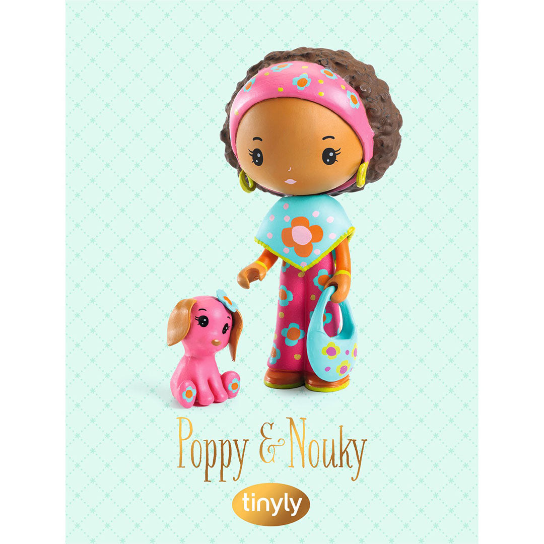 Djeco Tinyly speelfiguur Poppy en roze hondje Nouky op een lichtgroene achtergrond met de merknaam en figuren.