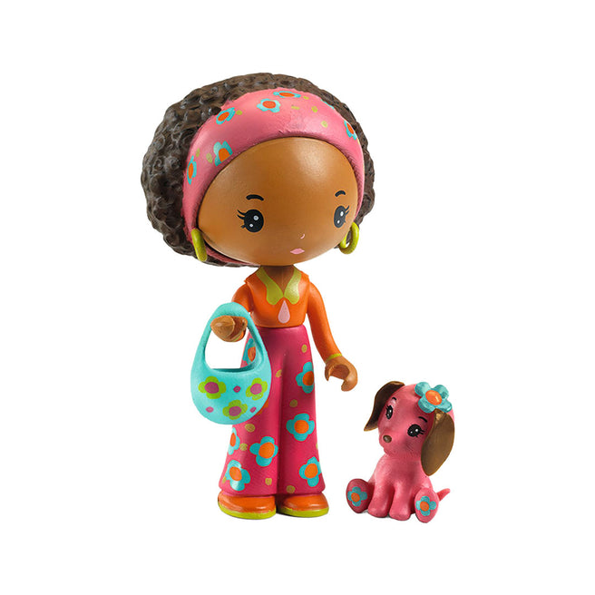 Djeco Tinyly speelfiguur Poppy met roze hondje Nouky, Poppy draagt een roze hoofdband en bloemenbroek en houdt een blauwe tas vast.