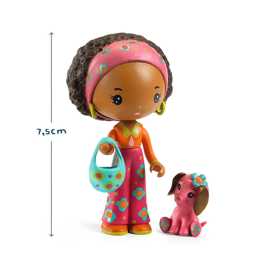 Djeco Tinyly speelfiguur Poppy en roze hondje Nouky, met een maataanduiding van 7,5 cm voor Poppy.