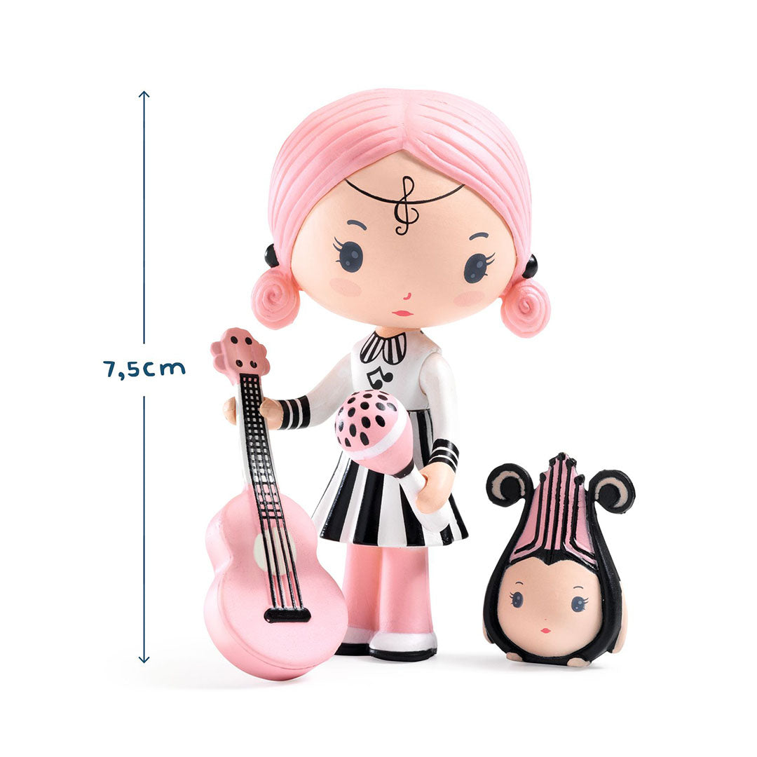 Djeco Tinyly speelfiguur Sidonie met gitaar en vriendje Zick, met een hoogteaanduiding van 7,5 cm.