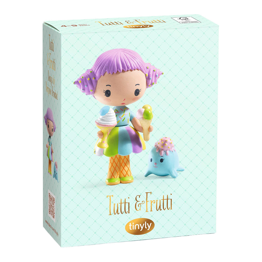 De verpakking van de Djeco Tinyly Tutti & Frutti speelfiguurset, een lichtblauwe doos met het figuurtje erop.