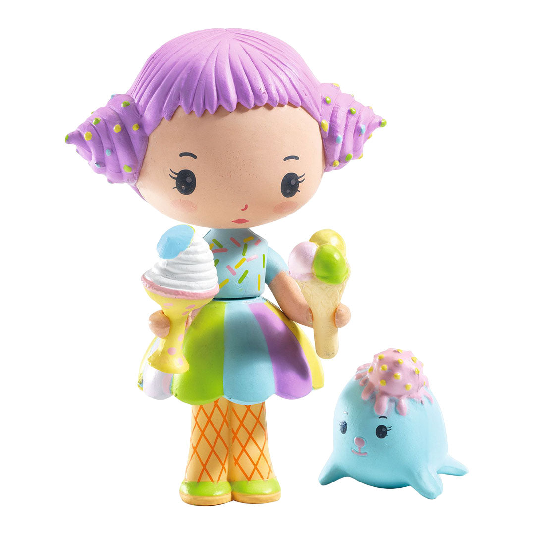 Djeco Tinyly speelfiguur van een meisje met paars haar en twee ijshoorntjes, naast een blauw zeehondje met ijs op zijn hoofd.
